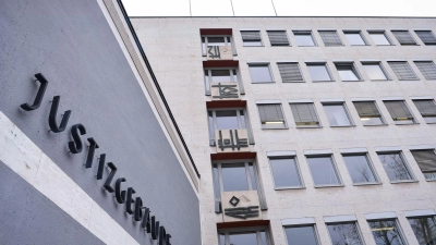 Fünf junge Männer stehen in Aschaffenburg vor Gericht, weil sie ältere Männer mit fingierten Sexkontakten erpresst und diese teils stundenlang festgehalten haben sollen (Symbolbild).  (Foto: David-Wolfgang Ebener/dpa)