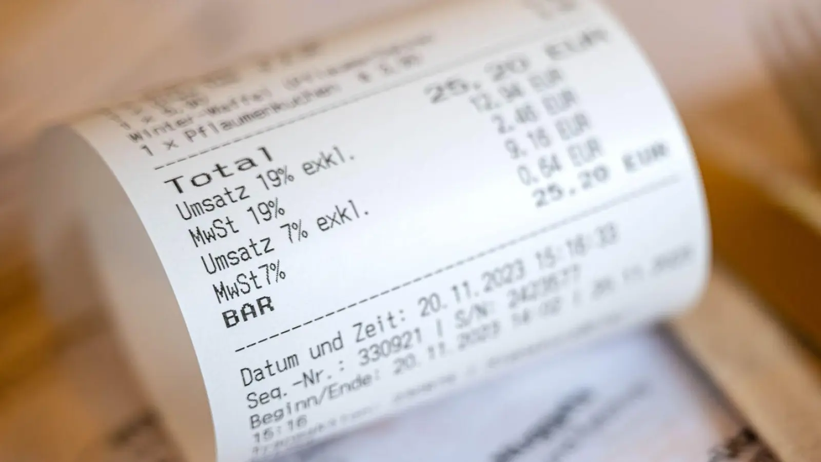 Seit 2020 müssen Händler ihren Kunden einen Bon aushändigen - diese Pflicht soll künftig wieder entfallen. (Symbolbild) (Foto: Sina Schuldt/dpa)
