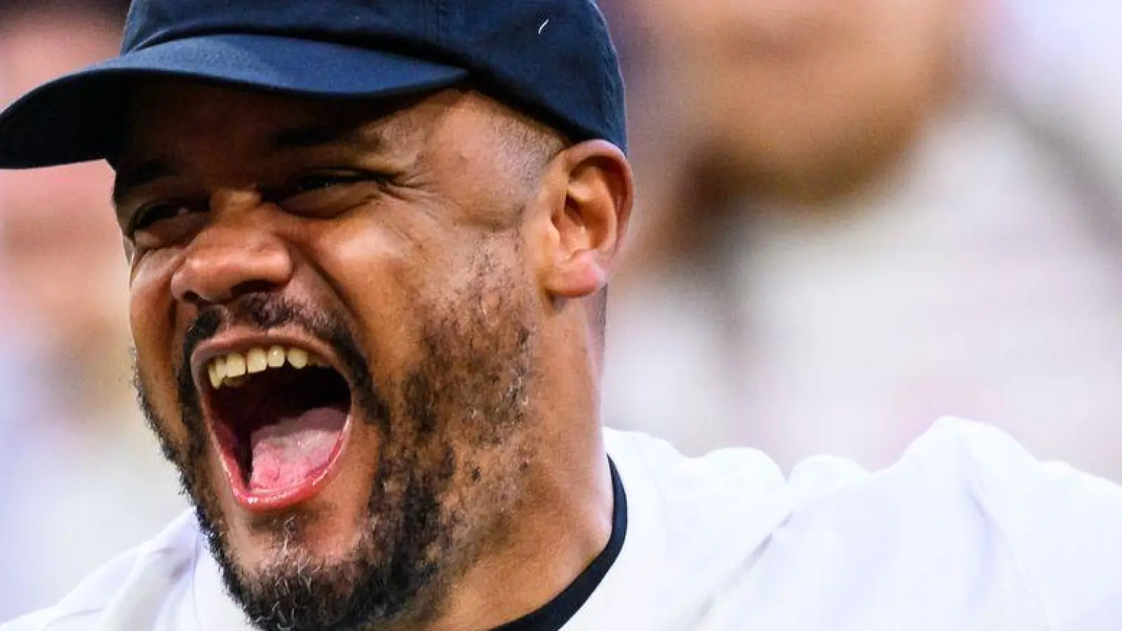 Vincent Kompany jubelt ausgelassen über den Gewinn der Meisterschaft. (Archivbild) (Foto: Tom Weller/dpa)