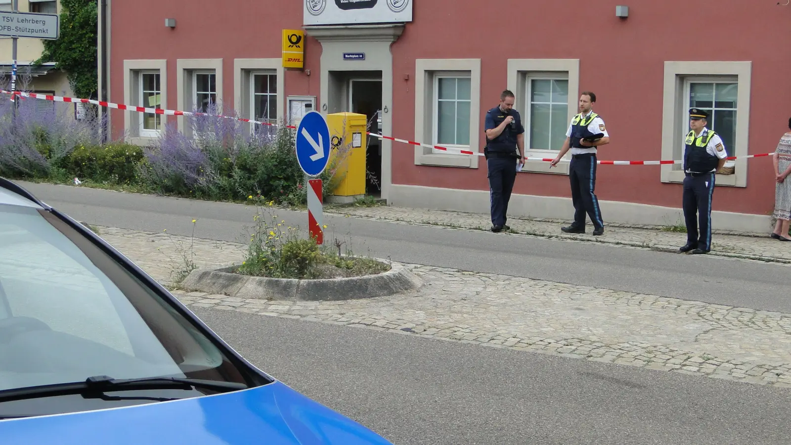 Für die Spurensicherung wurde auch der Bereich vor dem Gebäude abgesperrt. (Foto: Winfried Vennemann)