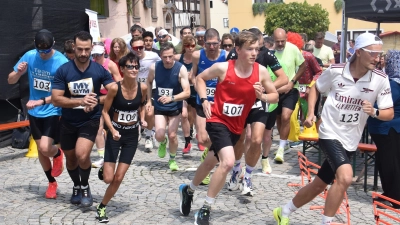 Gleich nach dem Start schon vorn: Sieger Moritz Aschoff (rechts), verfolgt von Leon Albrecht, Carolin Zahn, Jawad Anjonka und Moritz Uhl (erste Reihe von rechts). (Foto: Jörg Behrendt)