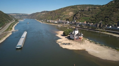 Ein Schubverband passiert die Zollburg Pfalzgrafenstein am Mittelrhein bei Kaub. (Foto: Thomas Frey/dpa)