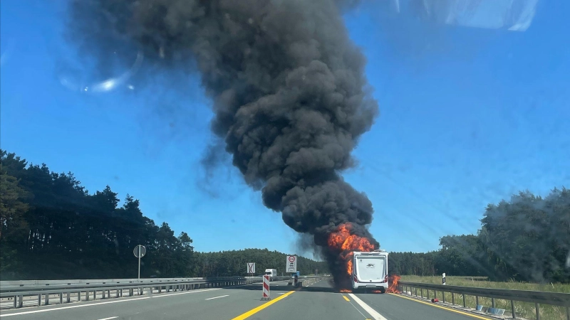 Große Rauchwolke über der A6: Bei Neuendettelsau (Landkreis Ansbach) ging am Freitagnachmittag ein Camper in Flammen auf. (Foto: Livia Pusch)