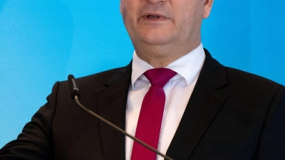 Albert Füracker (CSU), Finanzminister von Bayern, nimmt nach der Haushaltsklausur des bayerischen Kabinetts am Tegernsee an einer Pressekonferenz teil. (Foto: Sven Hoppe/dpa)