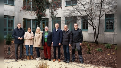 ANregiomed-Verwaltungsratsvorsitzender Landrat Dr. Jürgen Ludwig, kaufmännische Direktorin Amelie Becher, Fördervereinsvorsitzende Dr. Petra Ziegler, Architekt Jens Mayer-Eming, VR-Bank-Vorstand Markus Kober, Garten- und Landschaftsbauer Joachim Goldammer und technischer Leiter Günter Ganßer (von links) bei der offiziellen Übergabe des neu gestalteten Innenhofs der Klinik Dinkelsbühl. (Foto: ANregiomed/Tyler Larkin)