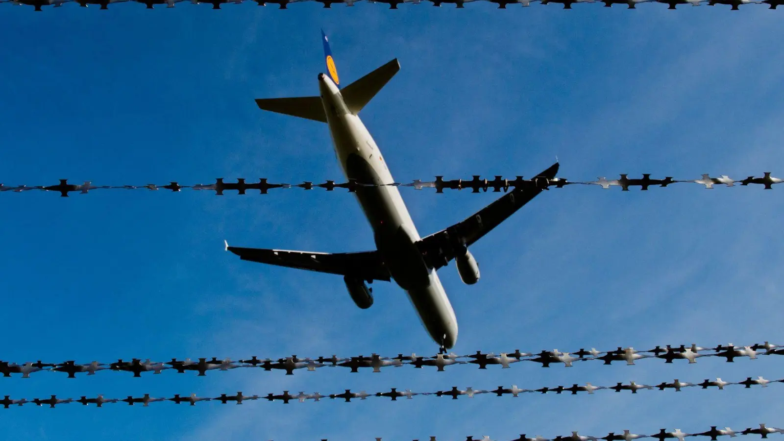 In politischen Debatten ist immer wieder von der Trendwende in der Zuwanderung die Rede. In Bayern zeigt die Statistik für 2025, dass mehr Menschen den Freistaat verlassen haben als neue Asylbewerber angekommen sind. (Illustration) (Foto: Julian Stratenschulte/dpa)