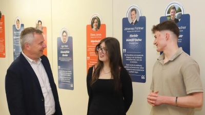 Der Leiter der Beruflichen Oberschulen Ansbach und Triesdorf, Gernot Helmreich, tauscht sich mit der Absolventin Lea Schüttler und dem Absolventen Justin Barclay aus (von links). (Foto: Oliver Herbst)