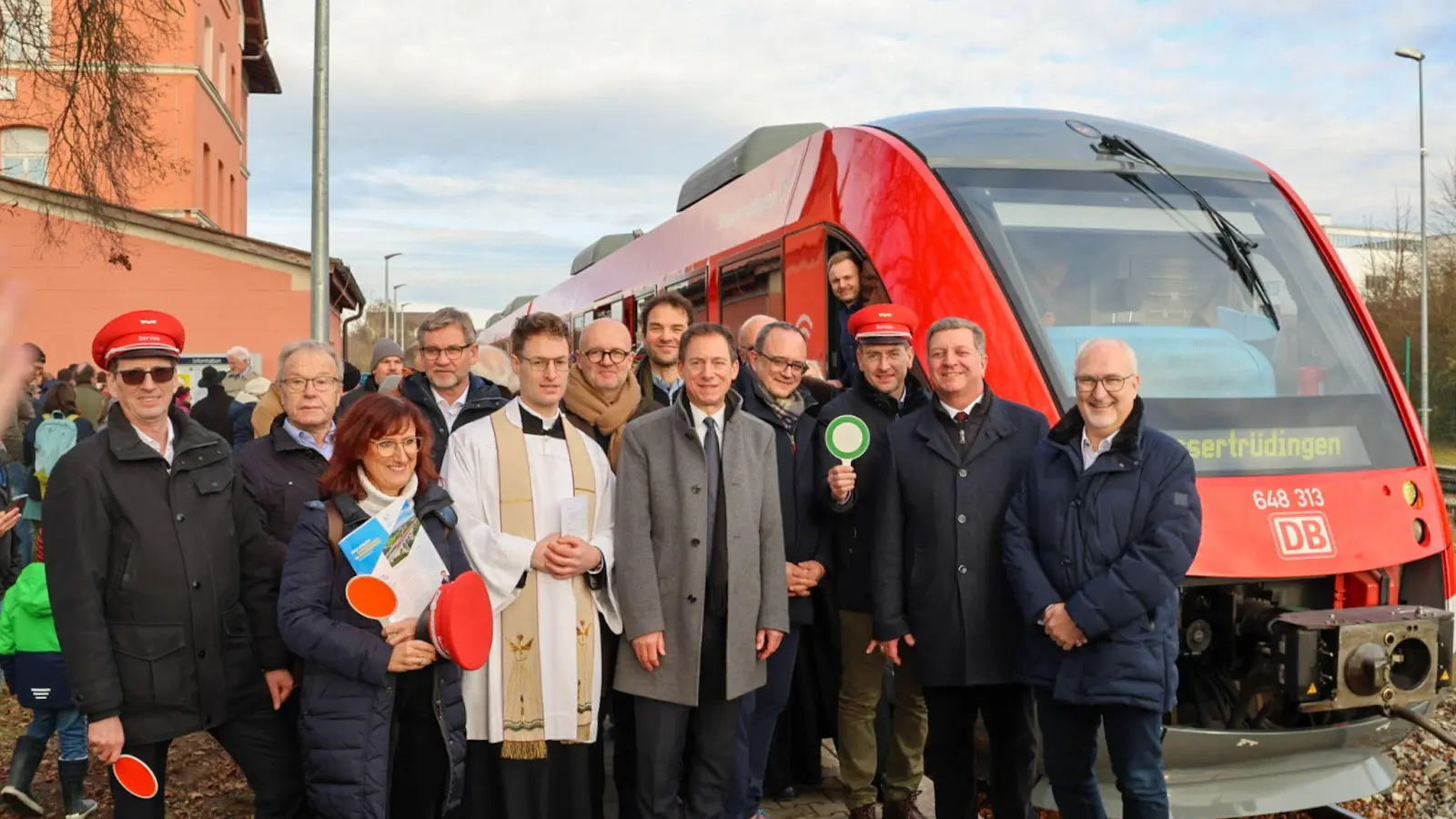 Auf den Namen „Wassertrüdingen“ haben der Bayerische Verkehrsminister Christian Bernreiter (Zweiter von rechts) den Zug getauft, der als erster den Bahnhof auf der reaktivierten Linie verlassen hat. Mit dem Fahrplanwechsel am Sonntag, 15. Dezember, läuft dann der reguläre Bahnbetrieb an. (Foto: Martina Haas)