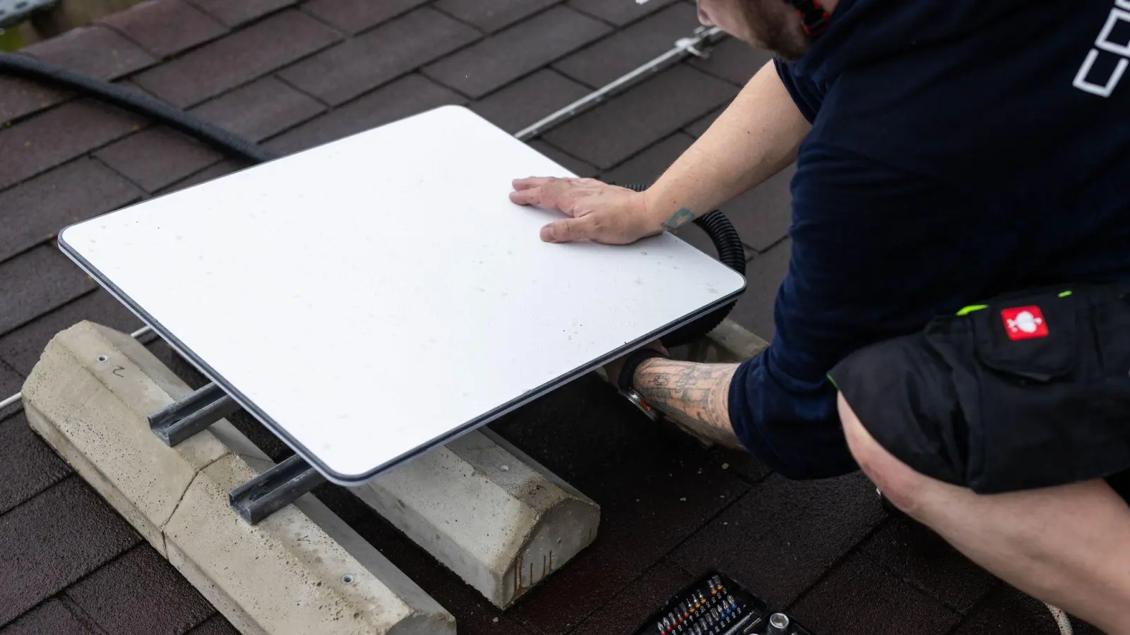 Starlink-Terminals sind im Iran verboten, werden aber ins Land geschmuggelt. (Archivbild) (Foto: Philipp von Ditfurth/dpa)