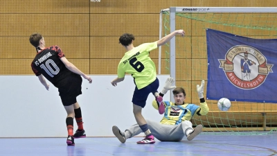 Im torreichsten Spiel trennten sich SVV Weigenheim ( Janosch Maar) und der FC Dombühl (Moritz May und Torwart Dominic Wächter) mit 13:12 nach Siebenmeterschießen. (Foto: Martin Rügner)