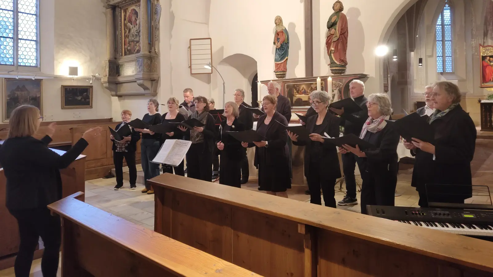 Der Chor unter der Leitung von Dekanatskantorin Miriam Wolber (links) gab ein Konzert in der Klosterkirche Mönchsroth.  (Foto: Julia Bergmeister)