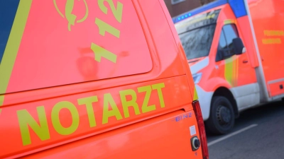Rettungskräfte holten die Frau aus dem Auto, konnten ihr Leben aber nicht retten. (Symbolbild) (Foto: Julian Stratenschulte/dpa)