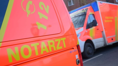 Rettungskräfte holten die Frau aus dem Auto, konnten ihr Leben aber nicht retten. (Symbolbild) (Foto: Julian Stratenschulte/dpa)