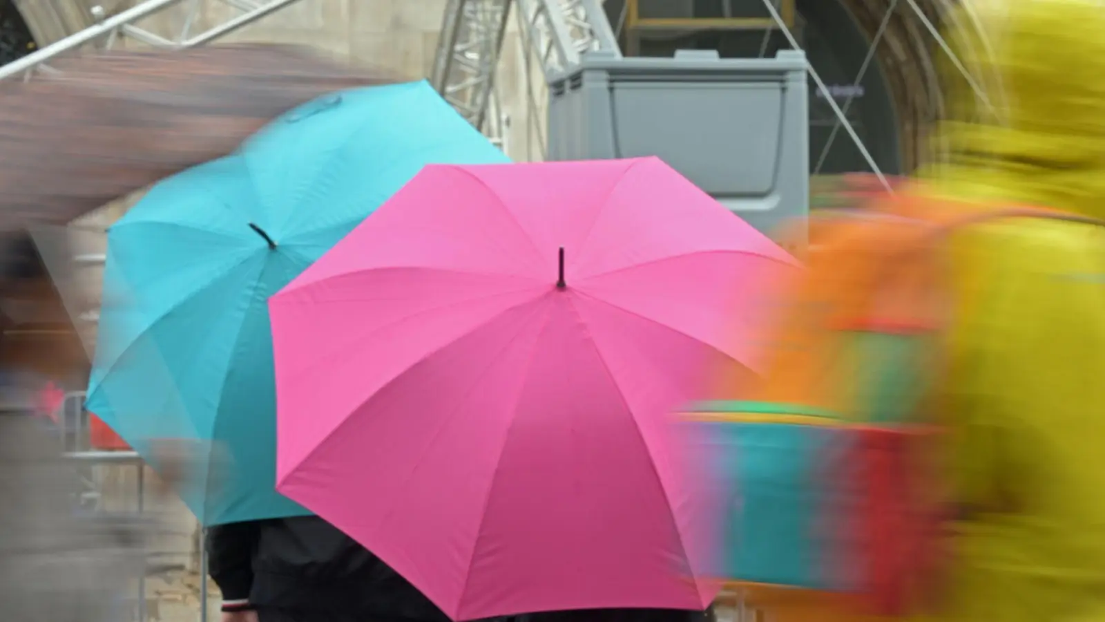 Am Sonntag erwartet der DWD in Bayern verbreitet Regen. (Symbolbild) (Foto: Malin Wunderlich/dpa)