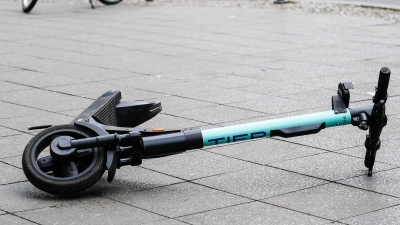 Die Zahl der Unfälle mit E-Rollern hat zugenommen. (Symbolbild) (Symbolbild: Jens Kalaene/dpa)