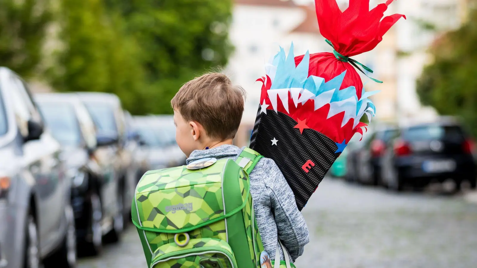 Einfach und individuell: Mit einem Schultütenrohling aus dem Handel lässt sich die Tüte schnell und nach eigenen Wünschen verzieren. (Foto: Moritz Frankenberg/dpa/dpa-tmn)