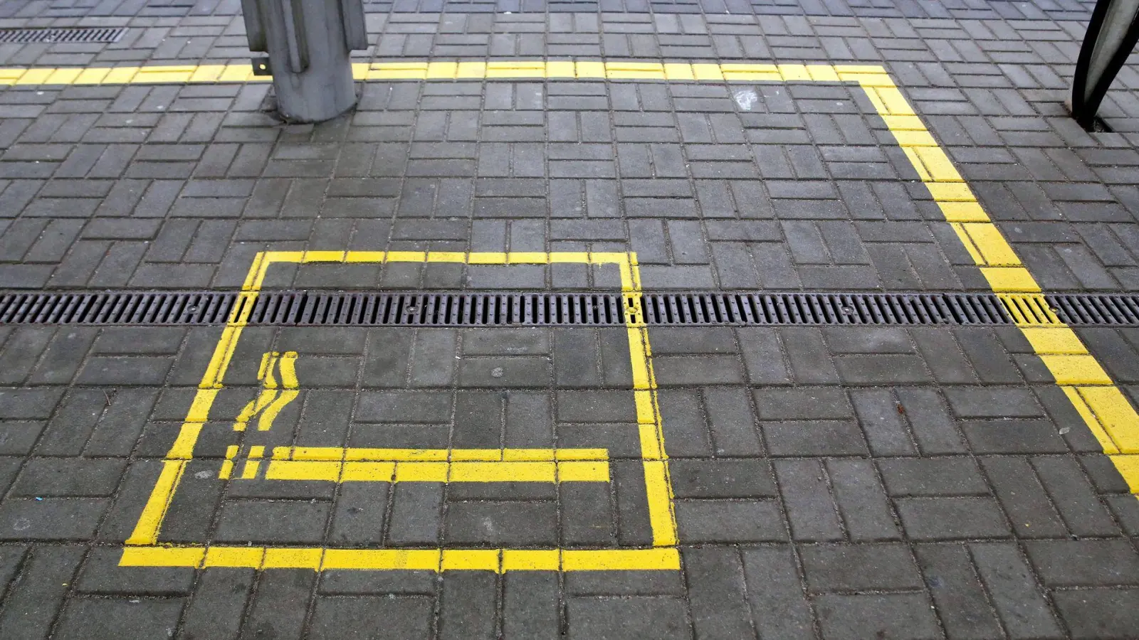 Ein Mann hat einer 18-Jährigen am Regensburger Hauptbahnhof eine brennende Zigarette an den Hals gedrückt. (Symbolbild) (Foto: picture alliance / Jan Woitas/dpa-Zentralbild/dpa)