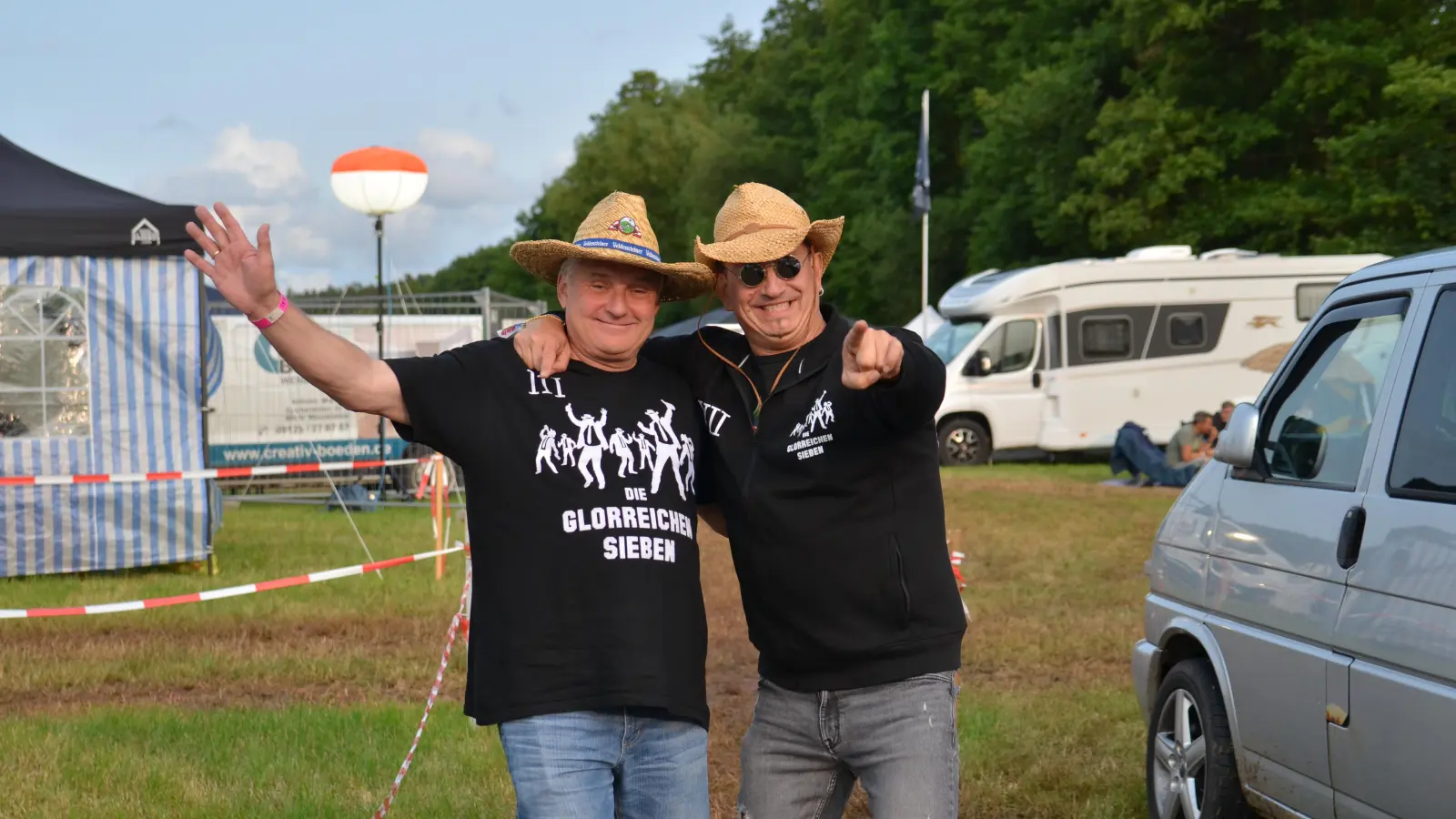 „Die Glorreichen Sieben“ sind ein eingeschweißter Freundeskreis aus Großhabersdorf. Die Mitglieder wurden, wie auf den T-Shirts von Herbert (links) und Michael, nach dem Beitrittsdatum durchnummeriert. Michael ist der Siebte im Bunde und mit 53 Jahren der Jüngste der Truppe. (Foto: Yvonne Neckermann)