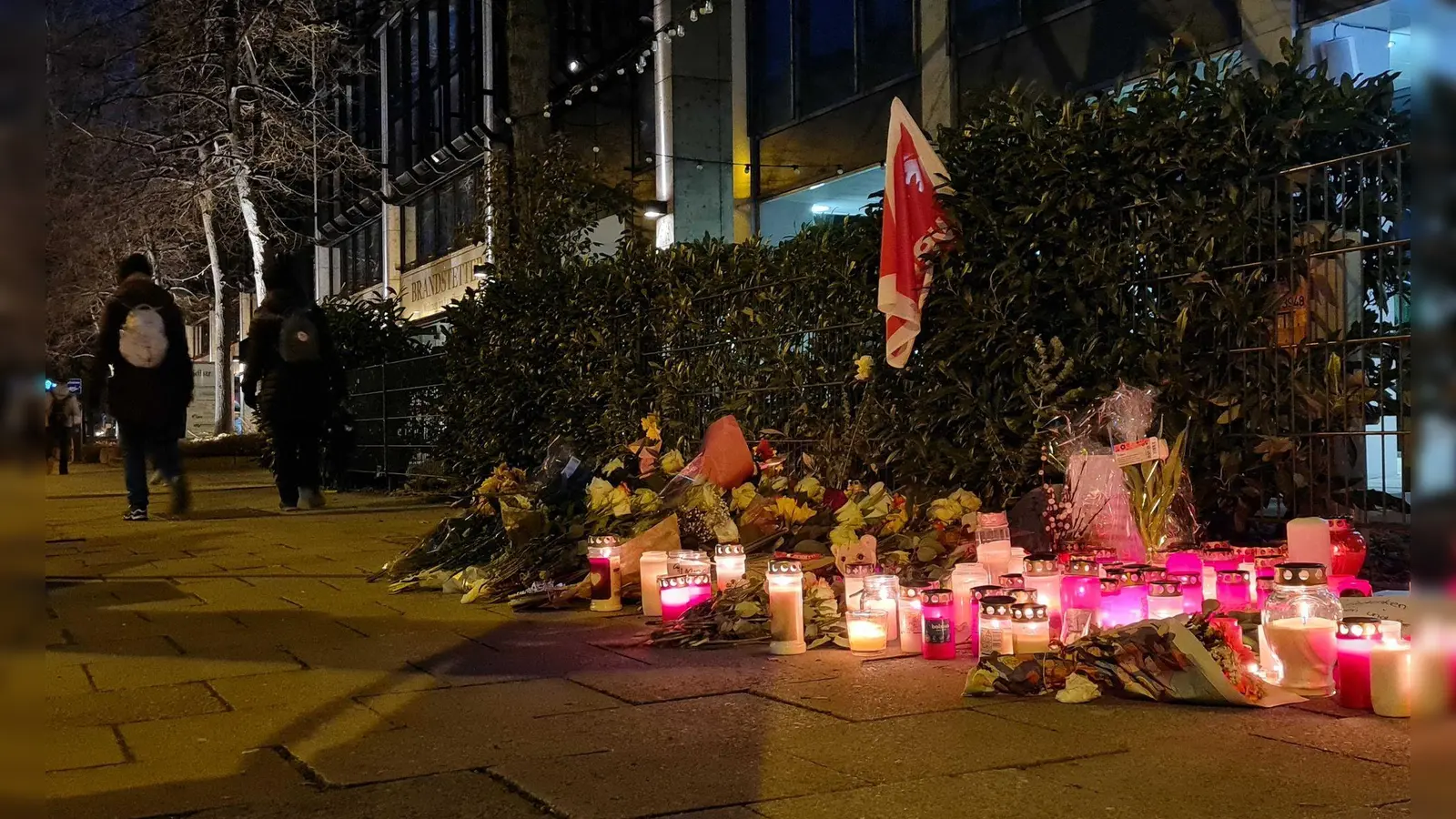 Am Ort des Anschlags haben Menschen Blumen und Kerzen niedergelegt. (Foto: Pia Bayer/dpa)