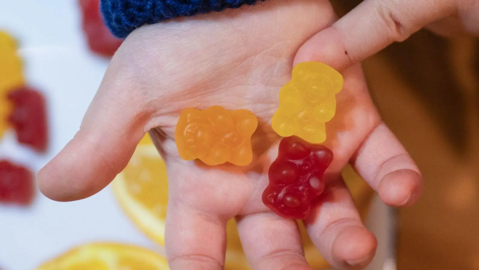 Kinder-Multivitaminpräparate haben bei einer ausgewogenen Ernährung keinen Mehrwert - und können sogar umstrittene Zusatzstoffe enthalten. (Foto: Hendrik Schmidt/dpa/dpa-tmn)