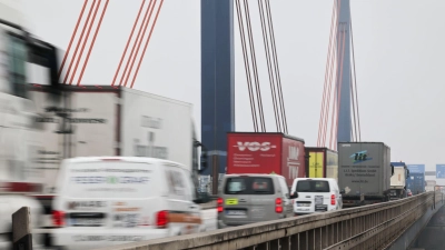 Müsste die Norderelbbrücke kurzfristig gesperrt werden, wäre der volkswirtschaftliche Schaden immens. (Archivbild) (Foto: Christian Charisius/dpa)