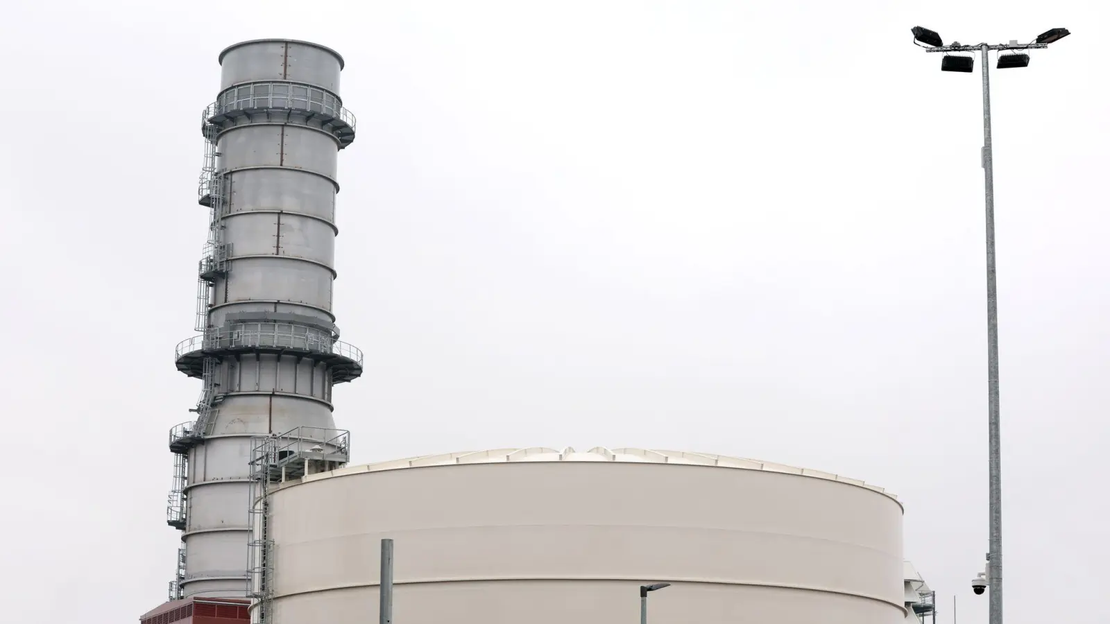 Im Frühjahr noch im Bau, ging das neue Gaskraftwerk im bayrischen Leipheim im Sommer ans Netz. (Foto: Karl-Josef Hildenbrand/dpa)