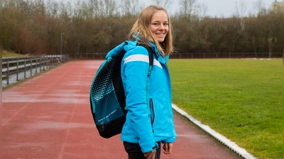 Hier läuft sie nach der Arbeit Runde um Runde: Die Laufbahn ist für Johanna Henke ein Ort, an dem sie zur Ruhe kommen kann. (Foto: Evi Lemberger)