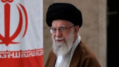 Noch gilt er als der mächtigste Mann des Landes: Ajatollah Ali Chamenei, der Oberste Religionsführer im Iran. (Foto: Vahid Salemi/AP/dpa)