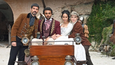 Die Schauspieler und Schauspielerinnen Pasquale Aleardi, Langston Uibel, Kristin Alia Hunold und Judith Neumann lächeln während einer Drehpause in Südtirol. (Foto: Ursula Düren/dpa)