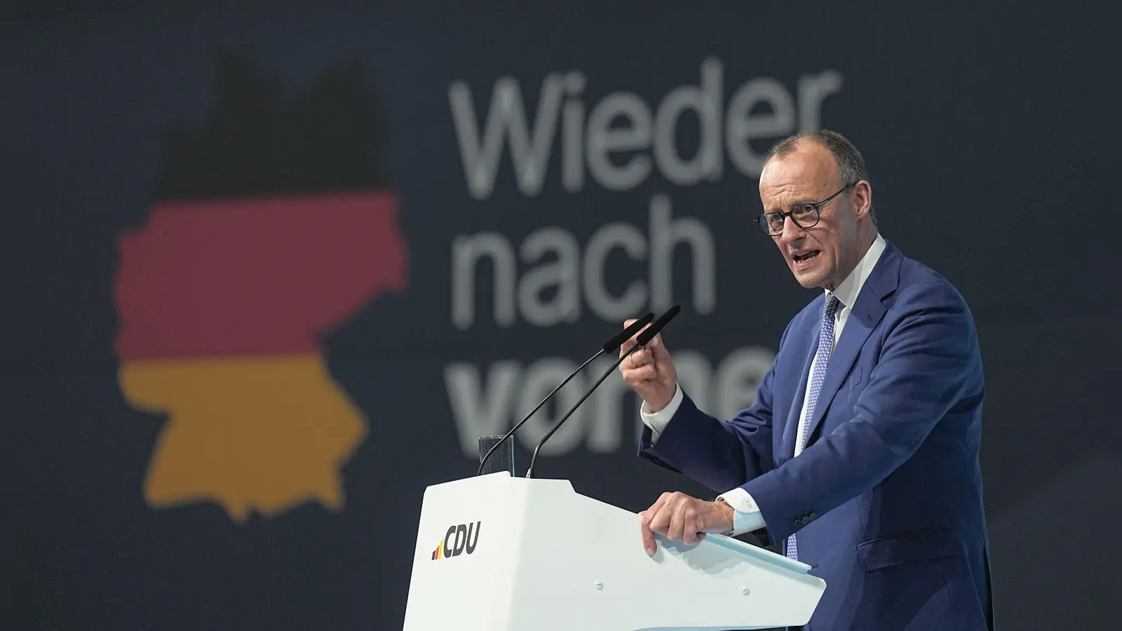 Unionskanzlerkandidat Friedrich Merz kämpft mit dem Verdacht, es könne nach der Wahl eine schwarz-blaue Zusammenarbeit geben. Am Rande des Parteitags gibt es Proteste. Drinnen gibt Merz ein klares Versprechen. (Foto: Michael Kappeler/dpa)