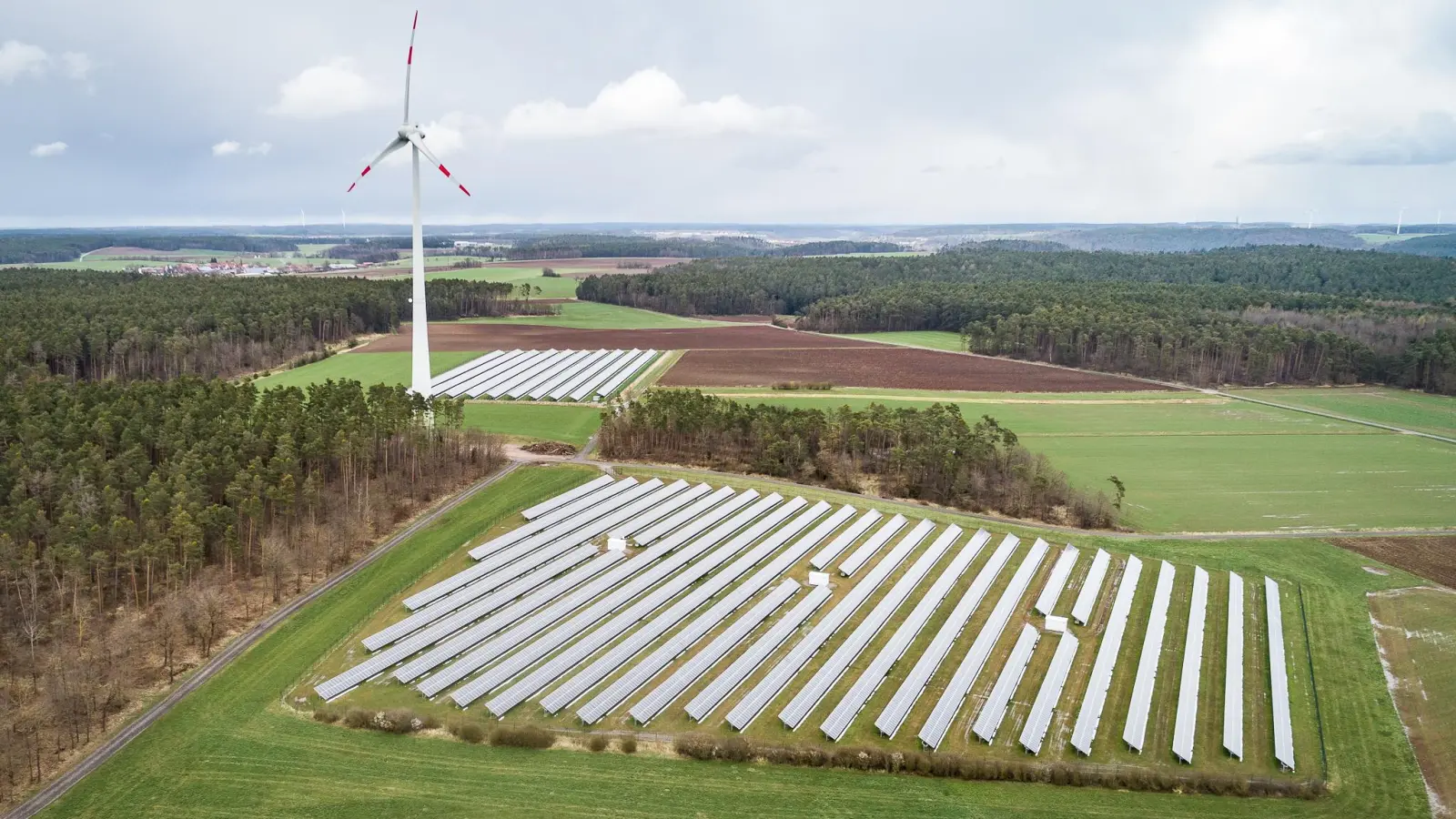 Oberscheinfeld hofft in puncto Gewerbesteuereinnahmen vor allem auf Wind und Sonne – hier im Bild eine Anlage bei Mosbach (Markt Erlbach). (Foto: Mirko Fryska)