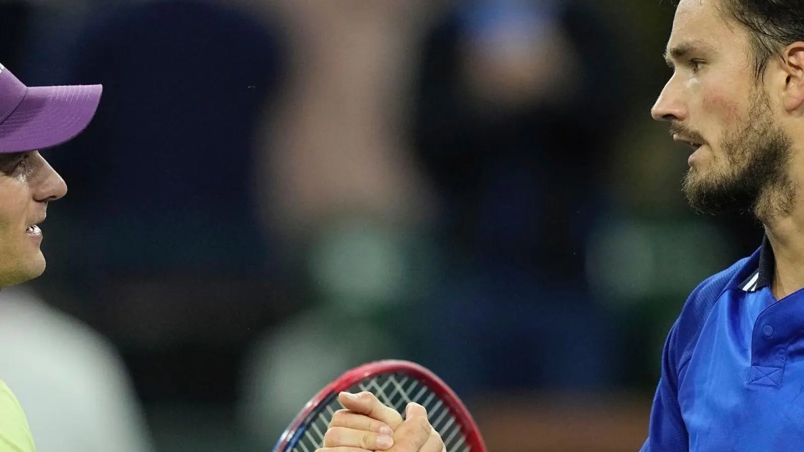 Der US-Amerikaner Tommy Paul (l) gratuliert Daniil Medwedew nach deren Halbfinal-Match. (Foto: Mark J. Terrill/AP)