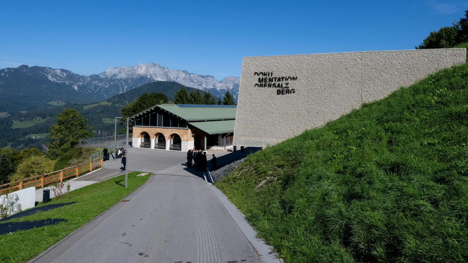 In grandioser Berglandschaft plante Hitler wenige Minuten Fußmarsch von der Ausstellung entfernt Krieg und Vernichtung. (Archivbild)   (Foto: Sven Hoppe/dpa)