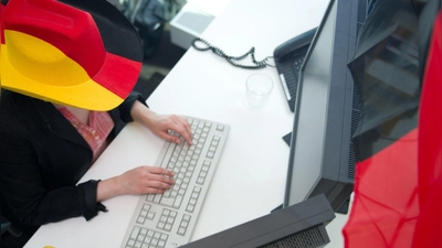 Fans haben es während der Arbeitszeit nicht leicht: Selbst das Mitverfolgen eines Live-Tickers gilt als Ablenkung und könnte untersagt werden. (Foto: Andrea Warnecke/dpa-tmn)