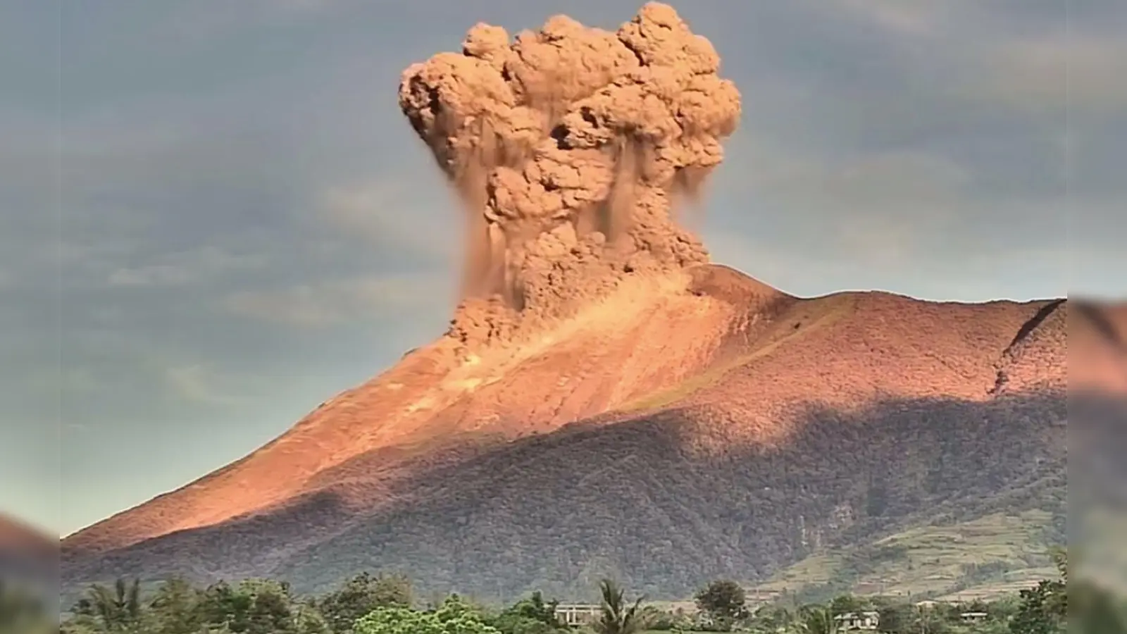 Es war schon der zweite Ausbruch des Vulkans Kanlaon innerhalb von vier Monaten. (Foto: PHIVOLCS/XinHua/dpa)