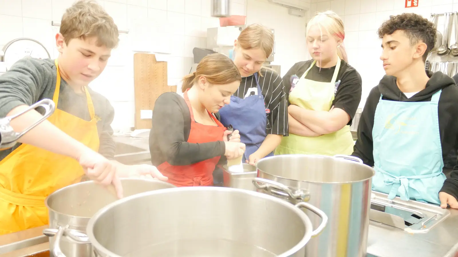 Es zischt und dampft in der Großküche des Gasthauses Sindel-Buckel in Feuchtwangen. Im Rahmen der Praxistage „Pilze – regional und saisonal“ bereiten die Achtklässler der Mittelschule Feuchtwangen-Stadt unter fachlicher Anleitung Gerichte zu. (Foto: Lisa-Maria Liebing)