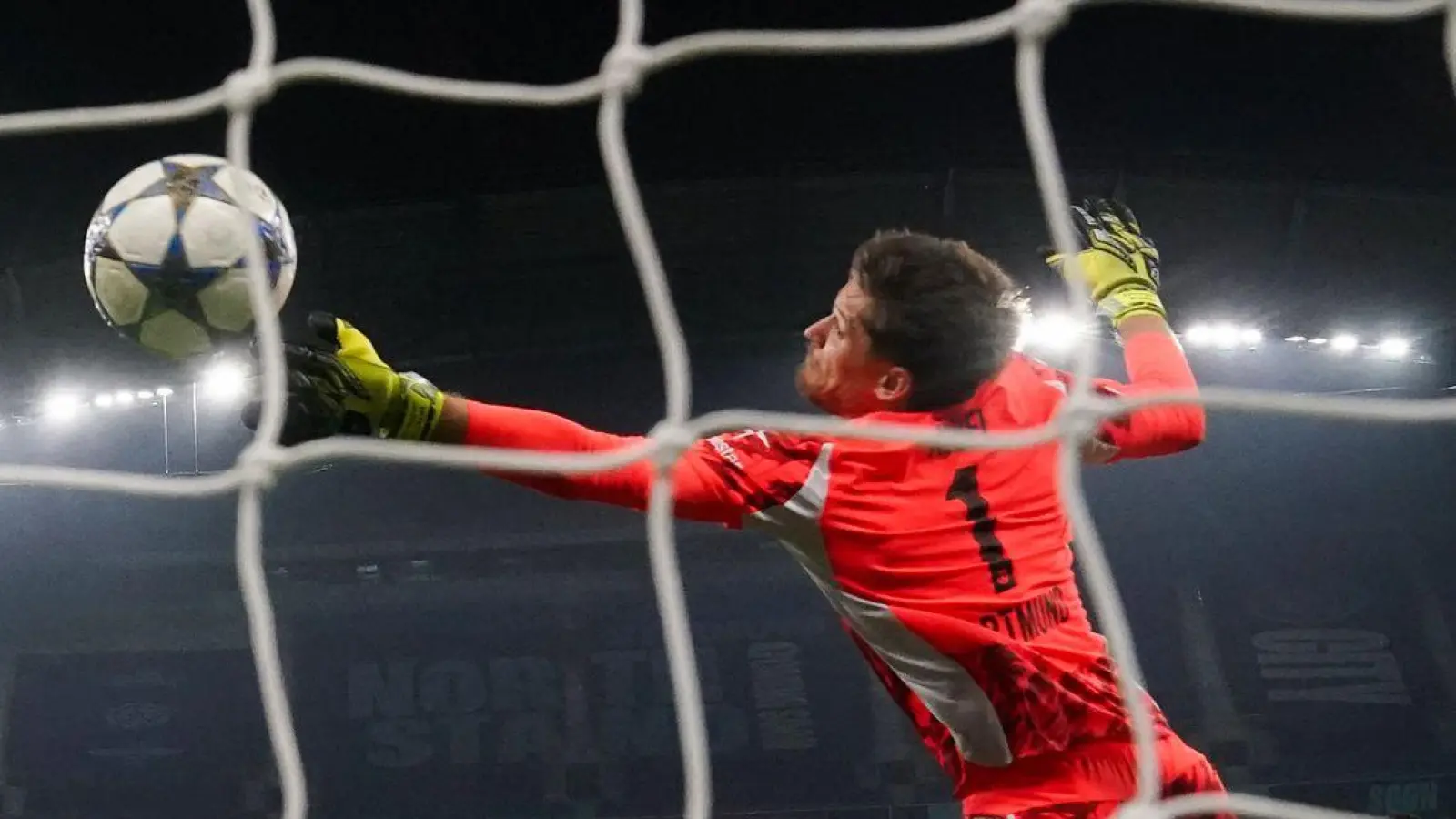 BVB-Torwart Gregor Kobel konnte die Niederlage nicht verhindern. (Foto: Nick Potts/PA Wire/dpa)