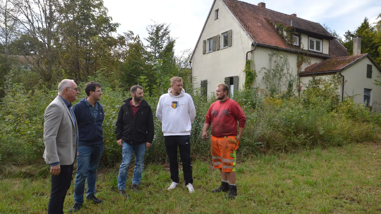 Im Garten des ehemaligen Wasserwerkes unterhielten sich zweiter Bürgermeister Klaus Schülein, die beiden Jugendvertreter des Stadtrates, Jörg Edelmann und Michael Hellwig, sowie Rouven Lechner und Matthias Köbler (von links) über die Gestaltung des künftigen Jugendzentrums. (Foto: Peter Tippl)