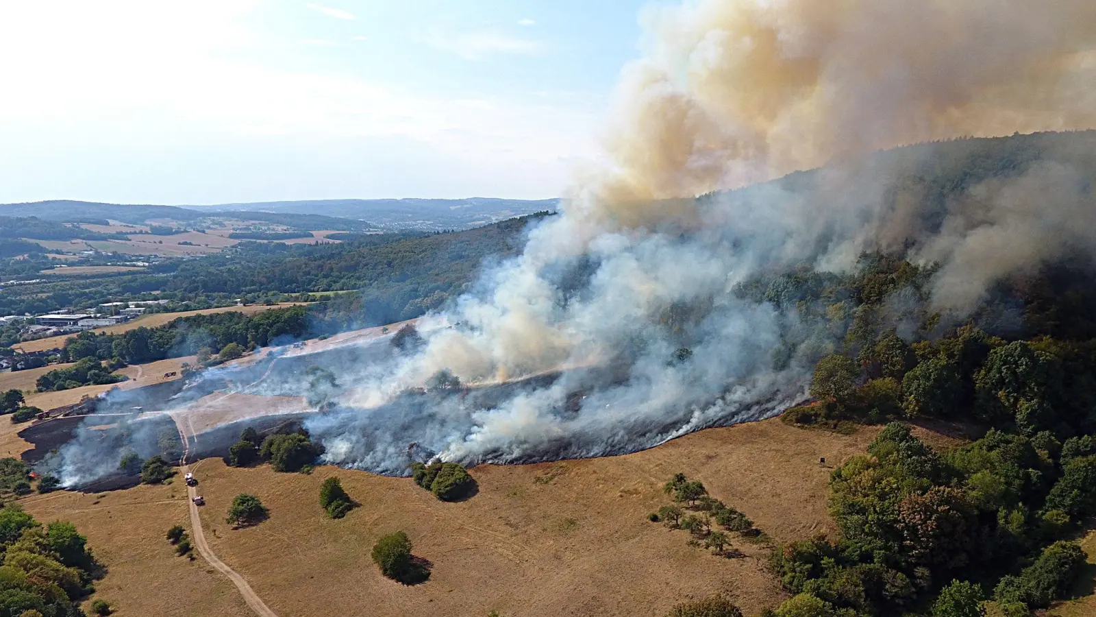 Der Brand in Waldaschaff ist nicht gelöscht, aber unter Kontrolle. (Foto: Ralf Hettler/dpa)