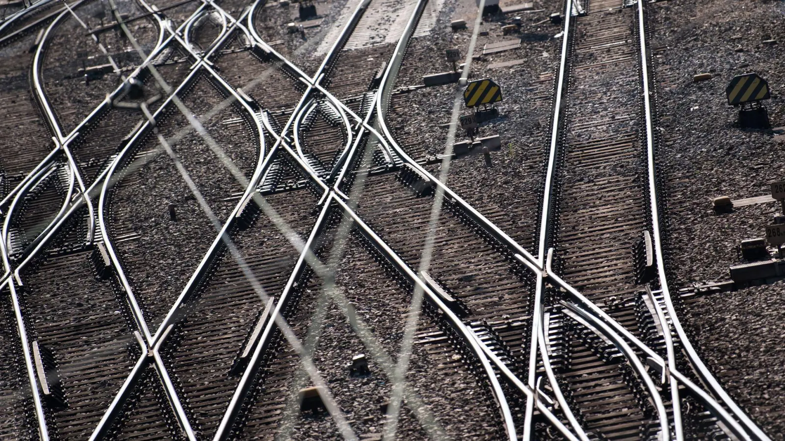 Die Bundespolizei ermittelt wegen eines Schienenbruchs. (Symbolbild) (Foto: Sven Hoppe/dpa)