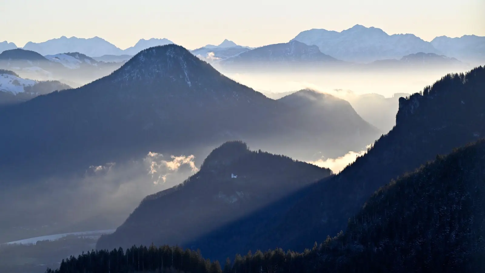 In Teilen Bayerns rechnet der Deutsche Wetterdienst mit Nebel. (Foto: Uwe Lein/dpa)