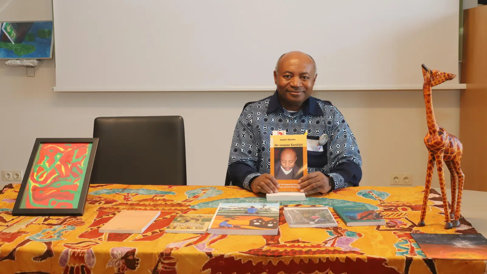 Der Schriftsteller André Ekama stammt aus Kamerun, lebt in Gunzenhausen und liest jetzt beim Festival der Kulturen in Ansbach aus seinen Werken. (Foto: Oliver Herbst)