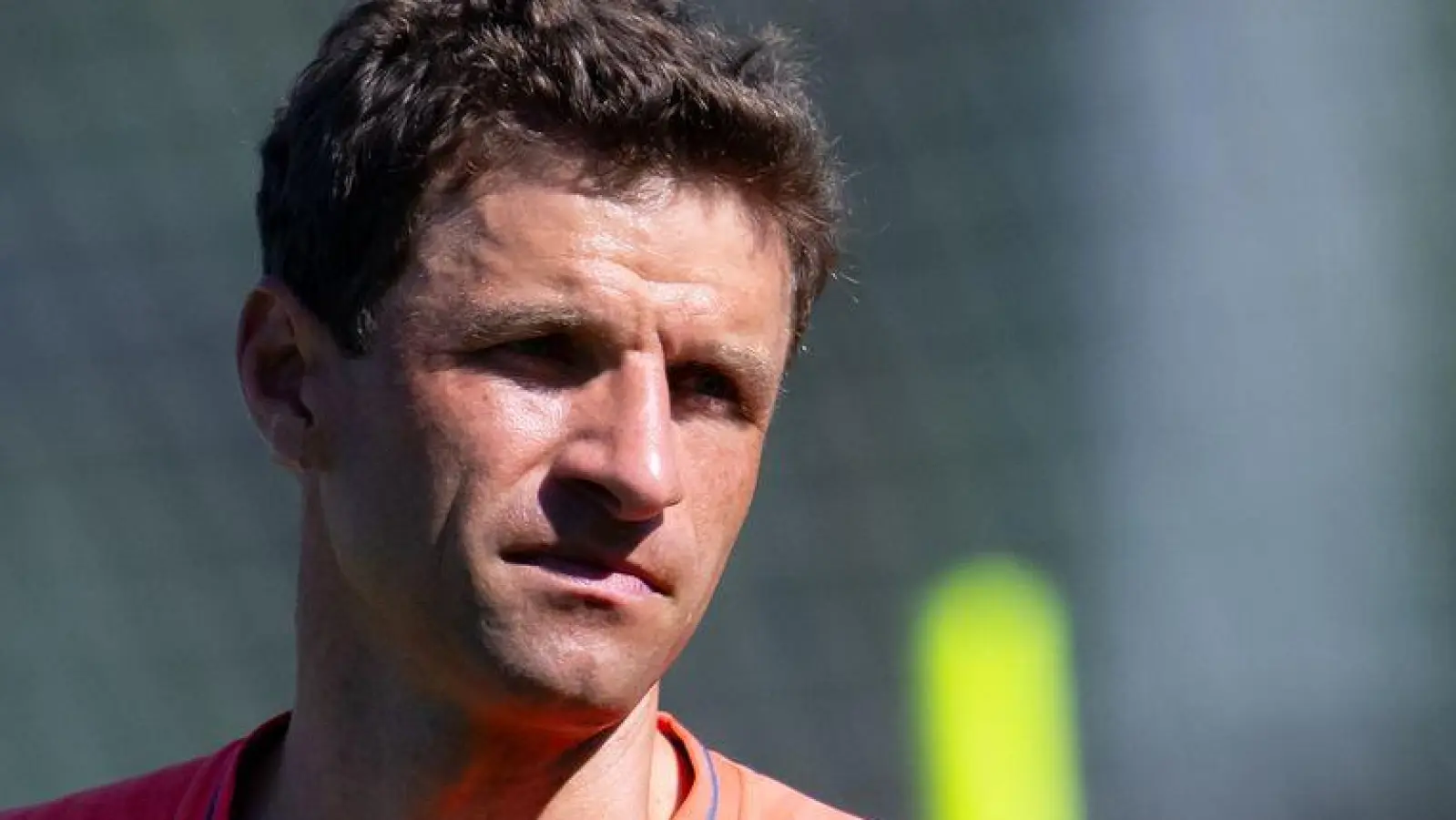 Thomas Müller (links) will in die MLS - vorerst aber trainiert er noch bei Bayern mit. (Foto: Sven Hoppe/dpa)