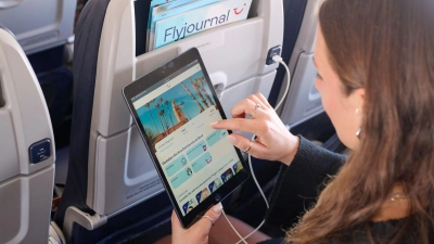 Um das WLAN an Bord zu nutzen, muss der Flugmodus des Smartphones, Tablets oder Laptops nicht deaktiviert werden. (Foto: Gregor Schläger/TUI/dpa-tmn)