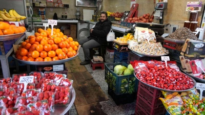 Mit einem Angriff verbinden manche Iraner die Hoffnung, dass sich im Land grundlegend etwas ändert. (Archivbild) (Foto: Vahid Salemi/AP/dpa)