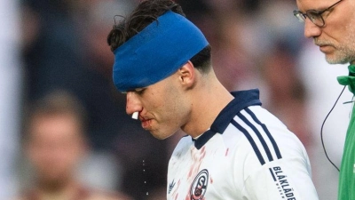 Soufiane El-Faouzi musste blutend vom Platz.  (Foto: Marius Becker/dpa)