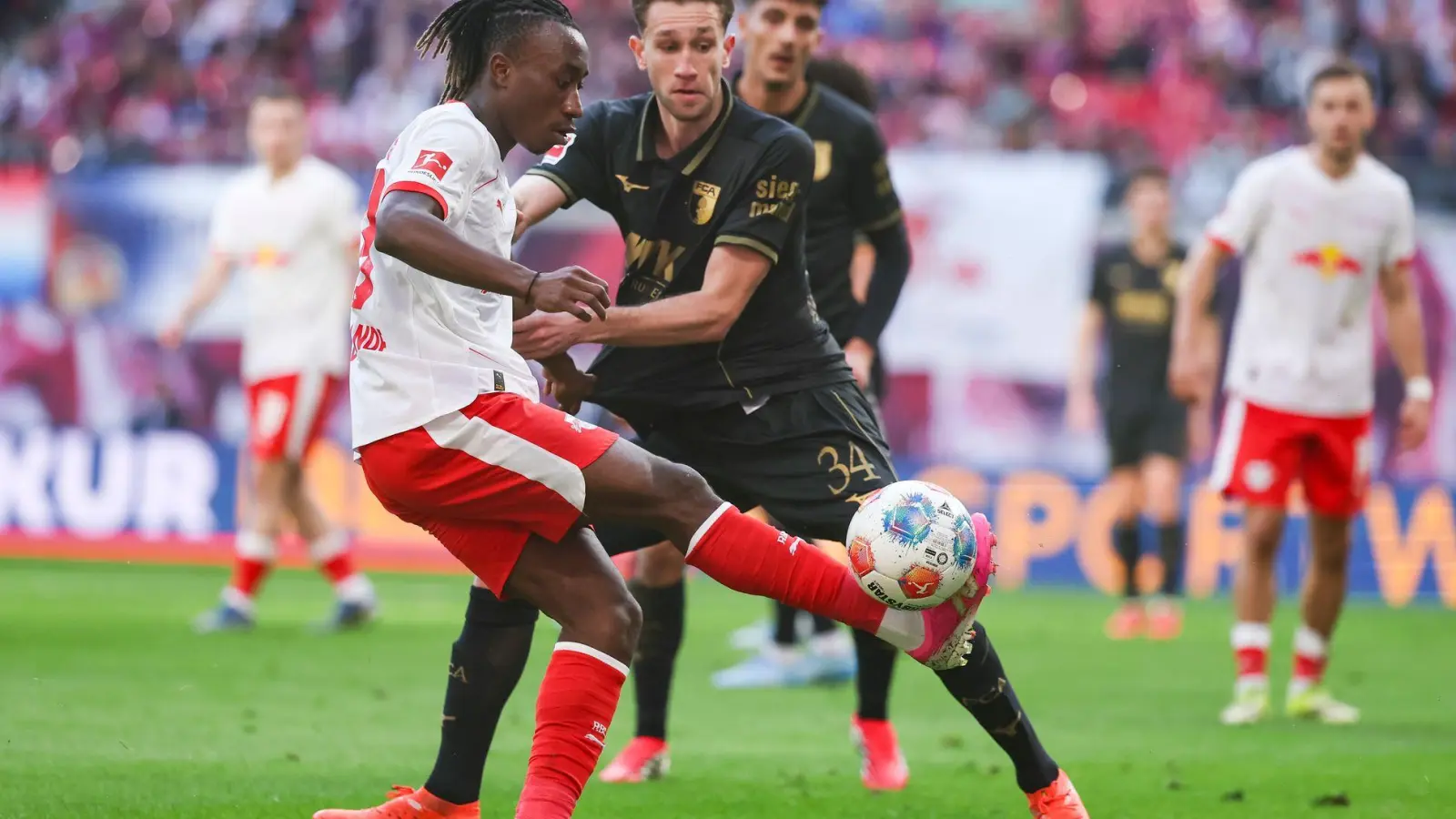 Yan Diomande (l) traf zum Ausgleich. (Foto: Jan Woitas/dpa)