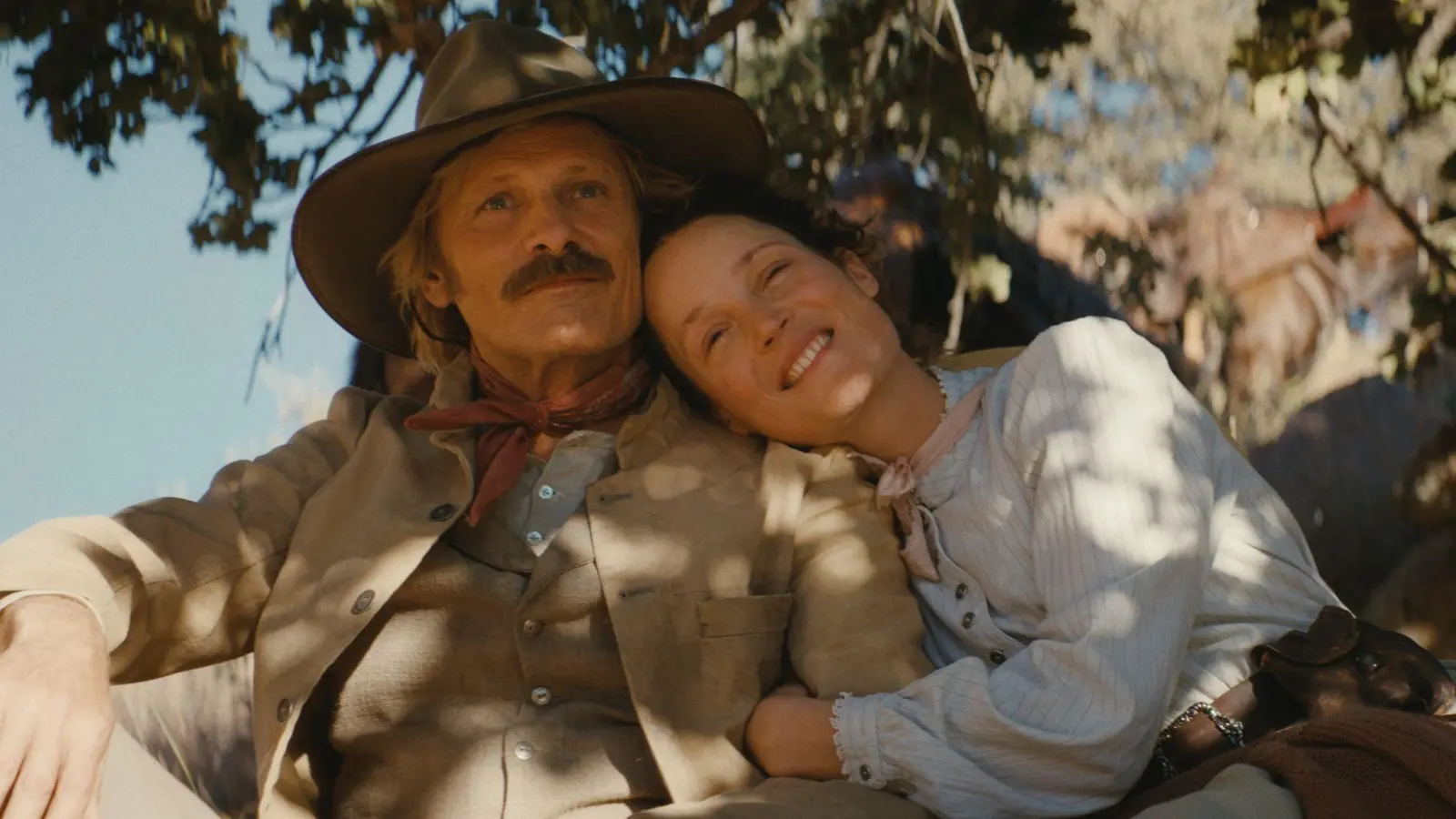 Viggo Mortensen und Vicky Krieps in einer Szene des Films „The Dead Don’t Hurt“. (Foto: Marcel Zyskind/Alamode/dpa)