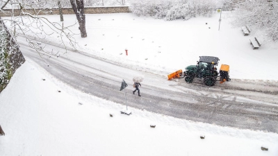 Starker Schneefall sorgte in Unterfranken für Verkehrsbehinderungen. (Foto: Pia Bayer/dpa)