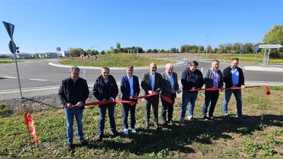 Schnittstelle: Am neuen Kreisverkehr im Osten von Leutershausen vollzogen (von links) Planer Uwe Härtfelder, Bauamtsleiter Markus Schmitt, Landrat Marco Meier, Bürgermeister Markus Liebich, Baufirmenchef Johannes Käser, Michael Marthold (N-Ergie Netz), Jürgen Herzog (Staatliches Bauamt) und Chris Kunzmann (Regierung von Mittelfranken) den symbolischen Eröffnungsakt. (Foto: Wolfgang Grebenhof)